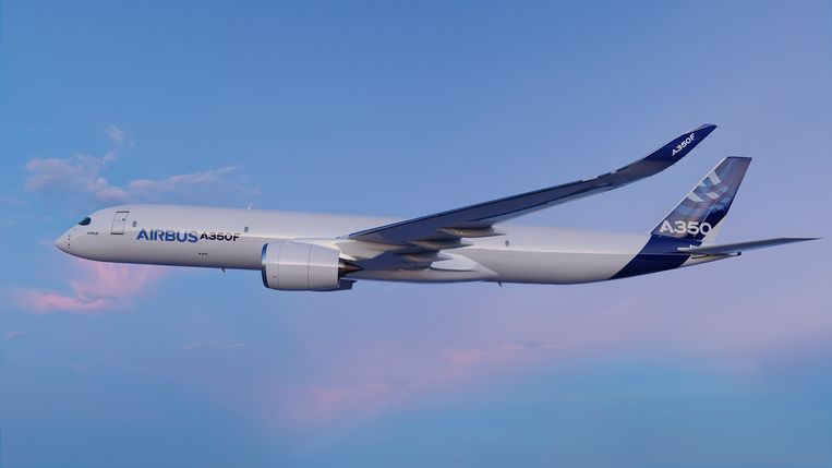 Impressie van de Airbus A350F, de vrachtversie van de A350 (dus geen raampjes). De vier nieuwe vrachtvliegtuigen komen van Airbus in plaats van van Boeing, en hebben twee in plaats van vier motoren. Beeld Airbus