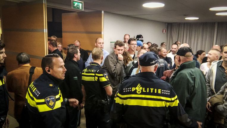 Agenten ontruimen de raadszaal van het stadhuis van de gemeente Purmerend. Burgemeester Don Bijl vroeg om een ontruiming tijdens een raadsdebat over vluchtelingenopvang in zijn gemeente omdat er volgens hem te veel mensen op de vergadering waren afgekomen. Beeld anp