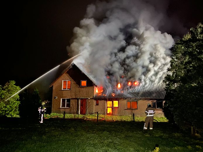 Een felle brand legde maandag een woning aan de Staverhul in Uddel in de as. De politie vermoedt dat jongeren uit het dorp hierbij betrokken zijn.