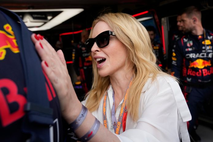 De Australische zangeres Kylie Minogue vertoefde in de paddock bij Red Bull.