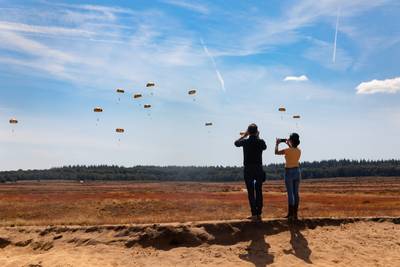 Parachutisten springen op de Ginkelse Heide
