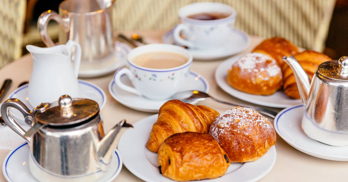 Waarom drinken we koffie en eten we pistolets met kaas op een koffietafel?