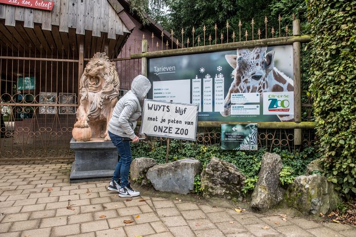 Vlaams minister van Dierenwelzijn Ben Weyts sloot in oktober 2017 de Olmense Zoo voor een maand, iets waar veel bezoekers allerminst mee waren opgezet. Met dit protestbord maakten ze hun ongenoegen duidelijk: "Wuyts (sic) blijf met je poten van onze zoo.”