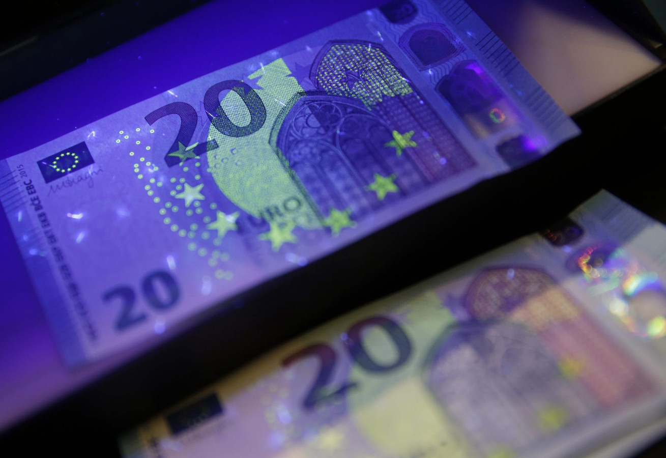 Евро 20 апреля. 20 Евро банкнота. Euro Funds.
