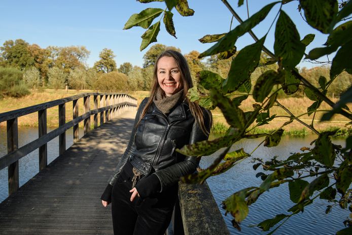Saskia Konniger op de Maar in Eibergen. Ze woont als correspondent al jaren in India, maar was na twee jaar eindelijk terug bij haar familie in de Achterhoek.