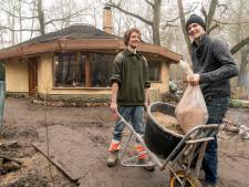 Deze vriendengroep bouwt eigen paradijs op de Needse berg: ‘We wisten meteen: dit is het’
