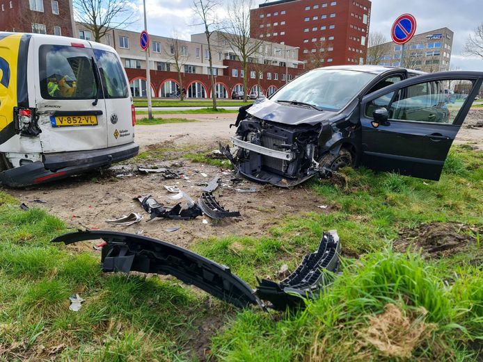 Zowel de auto als het busje is zwaar beschadigd.