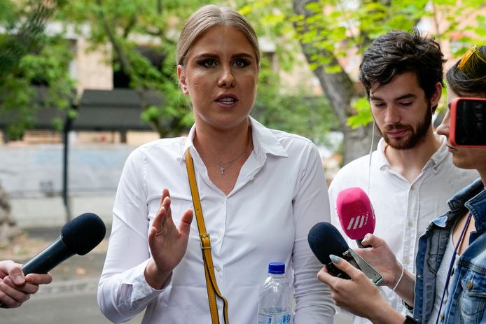 Activiste Ljoebov Sobol staat journalisten te woord bij de rechtbank