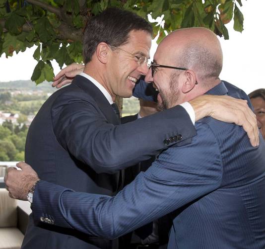 Premier Rutte neemt afscheid van Belgische collega Charles Michel na een Benelux-overleg in het Luxemburgse Schengen.