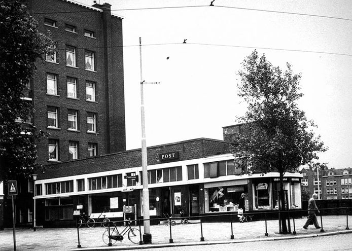 Zo herinneren veel (oud-)inwoners van Rotterdam-West het Mathenesserplein: met het postkantoor én een boekhandel naast de brug.