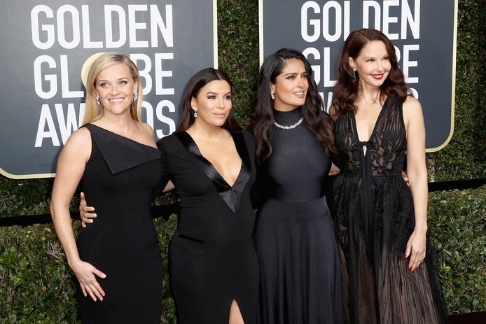 Reese Witherspoon, Eva Longoria, Salma Hayek en Ashley Judd arriveren allemaal in het zwart bij de Golden Globes.