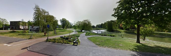 De Bospoort komt over de Route van de Turf te staan die hier door het park loopt.