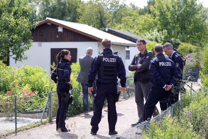 De politie is maandag begonnen met het afbreken van een zomerhuisje op het volkstuincomplex in het Duitse Münster. Ze onderzoeken al het materiaal inclusief de tuin op verborgen USB-sticks of ander bewijs van seksueel misbruik.
