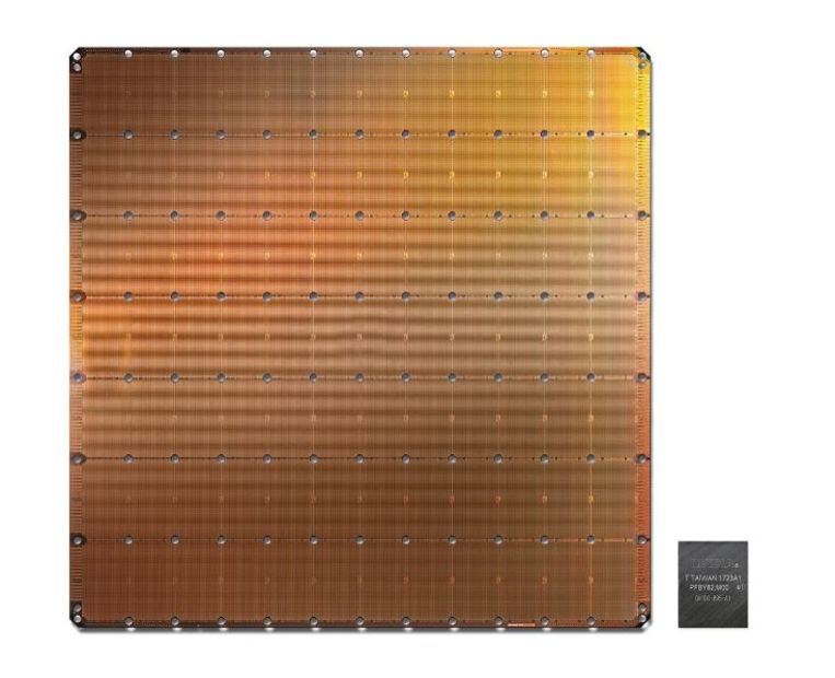 De chip van Cerebras naast een exemplaar (rechts) van Nvidia. Beeld Cerebras