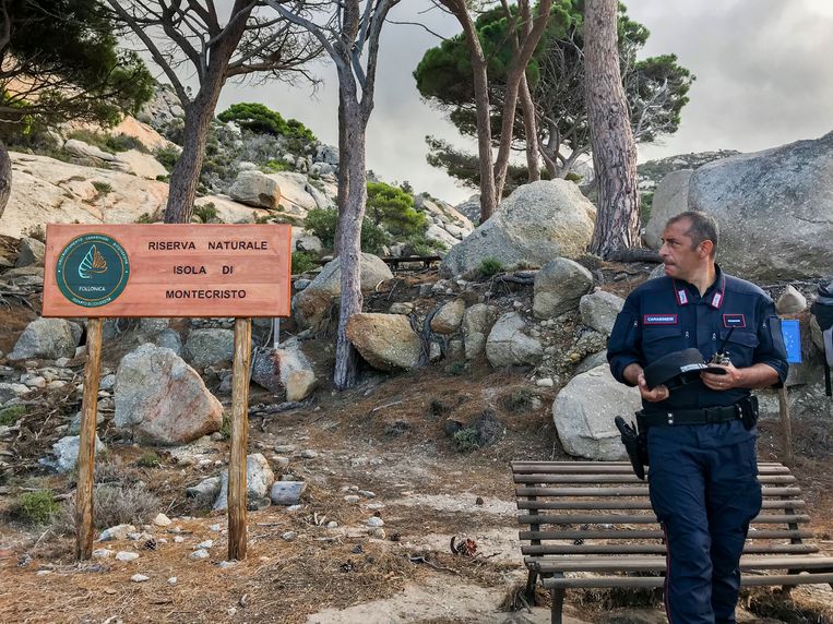 Een agent van de carabinieri forestale legt de eilandregels uit. Beeld Jarl van der Ploeg