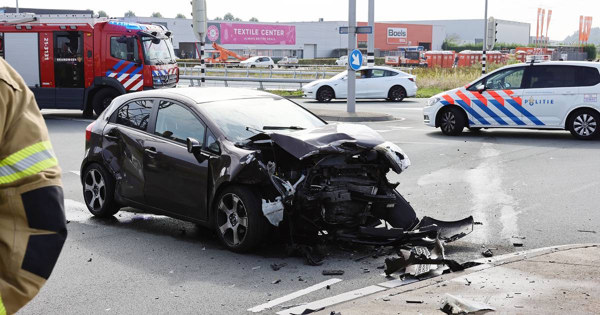 Ravage op kruising in Oss na botsing, één bestuurder naar ziekenhuis.