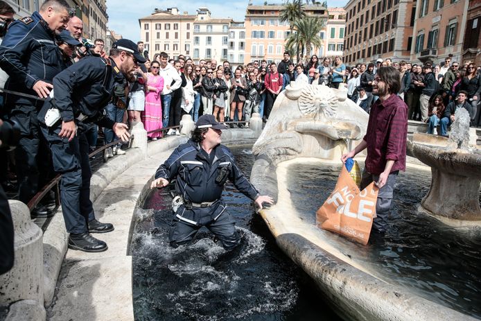 La polizia rumena ha arrestato tre persone.