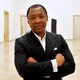 Altijd smaakvol geklede Okwui Enwezor (1963–2019) daagde de dominantie van de westerse kunst uit