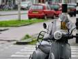 Scooterrijder gewond geraakt bij val door botsing met auto, ambulance met spoed opgeroepen naar Breda