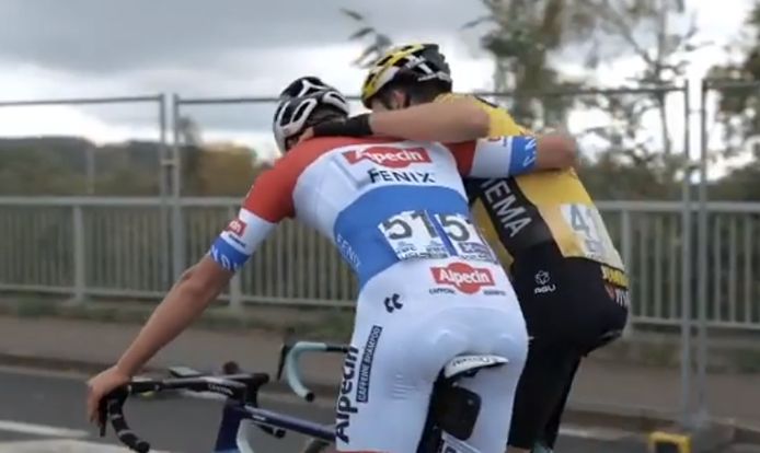 Rivalen Van Der Poel En Van Aert Omhelsden Elkaar Na De Finish Ik Denk Dat Jij Wint Wielrennen Ad Nl