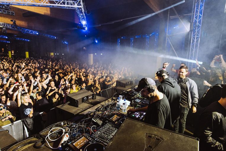 Maceo Plex op rechts, met Modeselektor achter de draaitafels op donderdag. Beeld DGTL