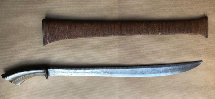 Een eeuwenoud zwaard, dat in de jaren '80 werd gestolen uit Slot Zuylen, is weer terecht.