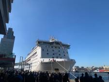 Honderden Rotterdammers heten 's werelds grootste ziekenhuisschip welkom in de stad