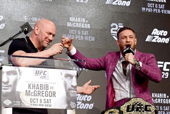 SCHOL! McGregor laat White van zijn whiskey proeven in de aanloop naar de kamp tegen Khabib.