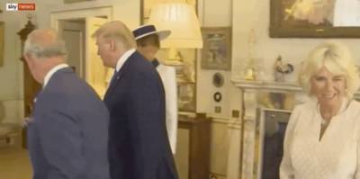 Camilla heeft lachers op haar hand met knipoog achter de rug van Trump