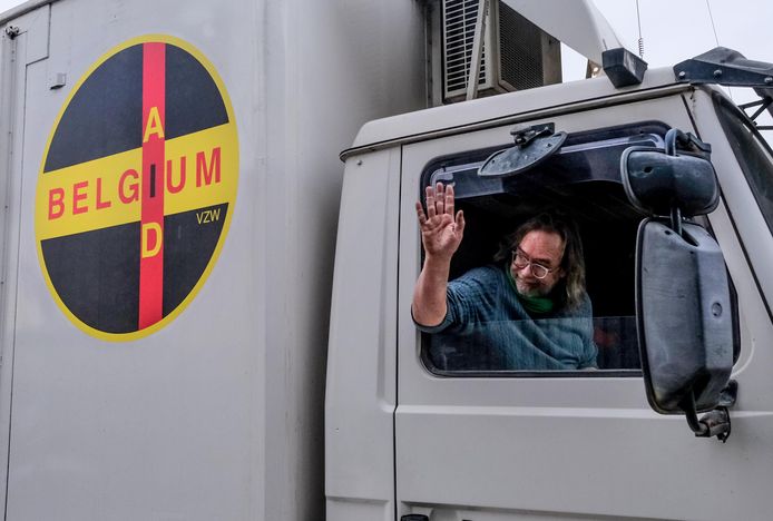 Carlo Herpoel en vrijwilligers vertrokken woensdagochtend naar Warschau, in een keuken op wielen van de vzw Belgium Aid. Het team vertrok vanop een hoeve in de Wittestraat in Heule, waar het voertuig ingericht werd