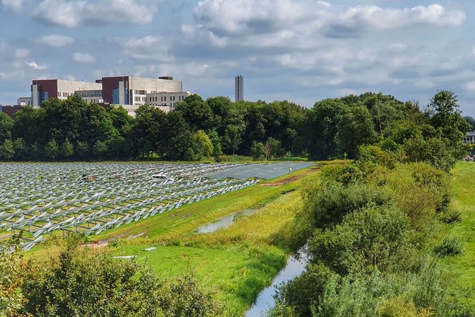 Eindelijk worden de zonnepanelen geplaatst op het zonneveld bij Meander