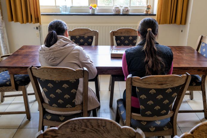Twee vluchtelingen in de noodopvang in abdij Mariënkroon in Nieuwkuijk.