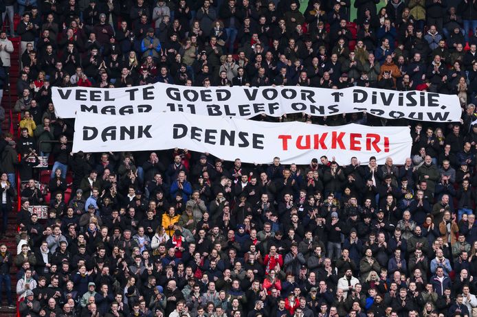 FC Twente-fans brengen hulde aan de overleden oud-speler Jan Sörensen.