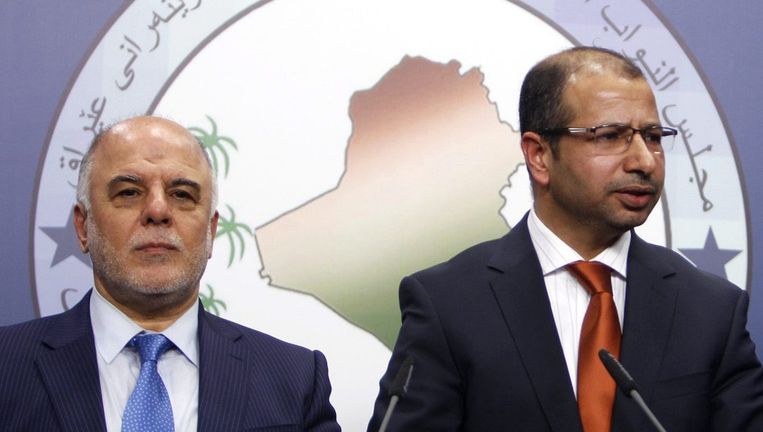 Eerste minister Haider Al-Abadi (links) met de voorzitter van het Iraakse parlement Salim Jabouri (rechts) Beeld EPA
