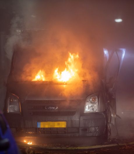 Bedrijfswagen in Roosendaal vliegt in brand 