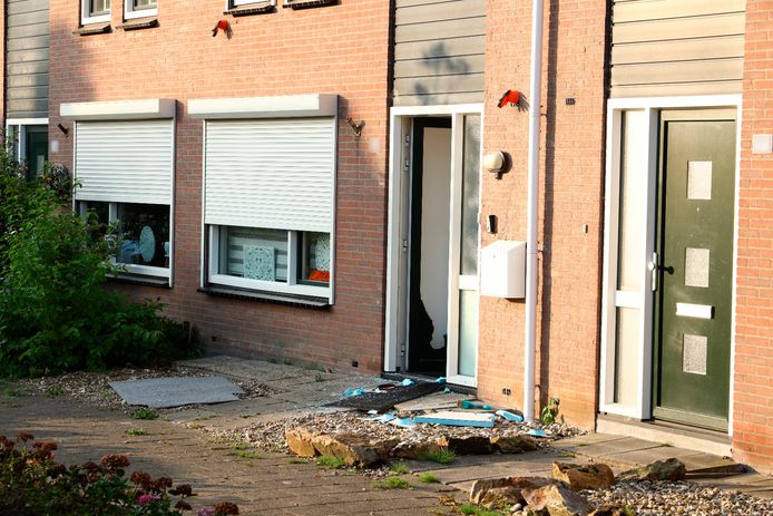 De politie viel de woning in Kruiningen met veel kabaal binnen.
