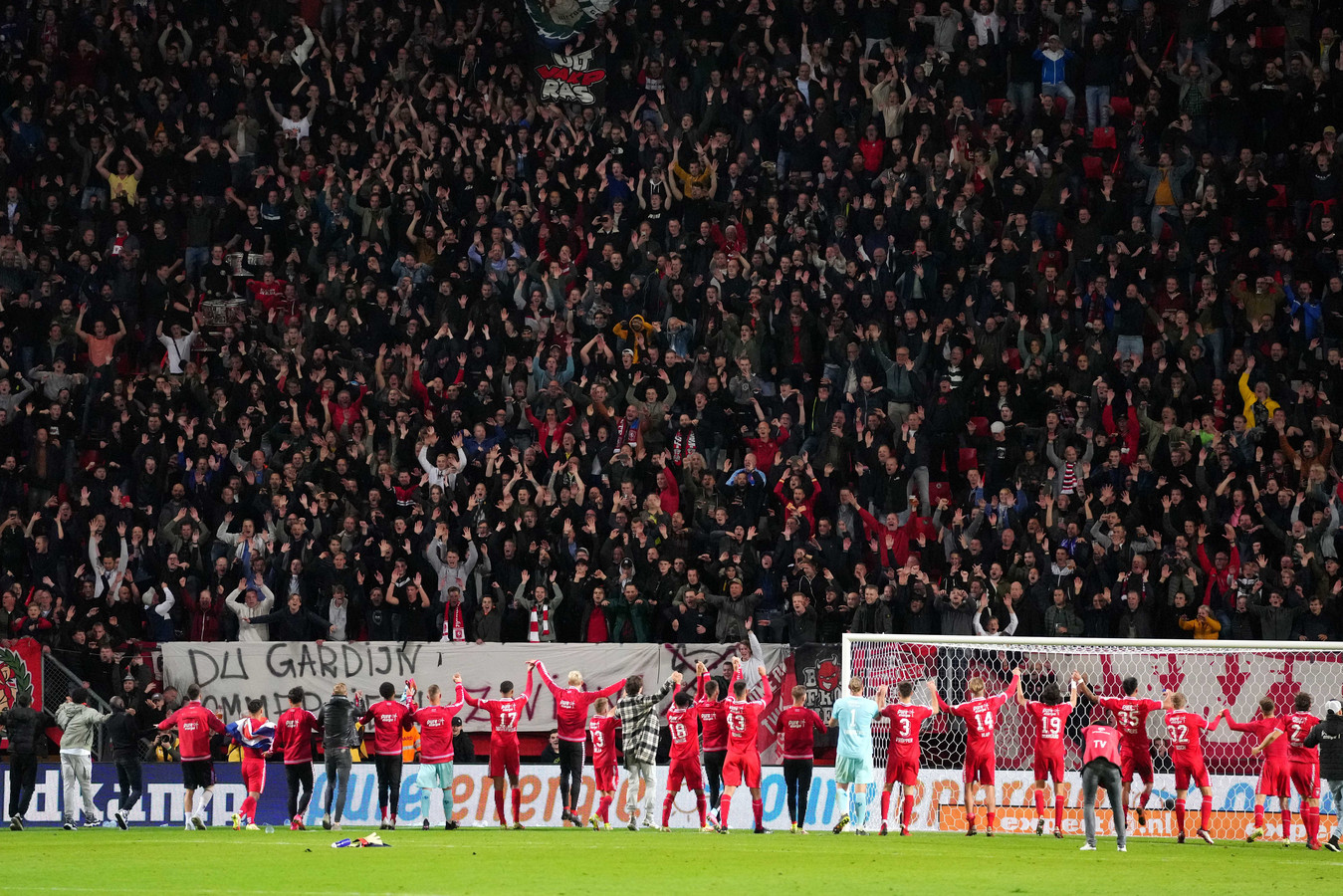 FC Twente viert de overwinning met de supporters.
