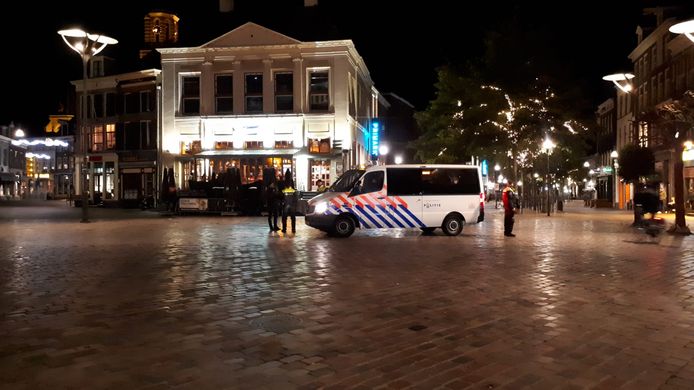 Drie jongens uit Dedemsvaart zijn zaterdag aangehouden voor een mishandeling op de Grote Markt in Zwolle. 
Foto ter illustratie: politieagenten op de Grote Markt.