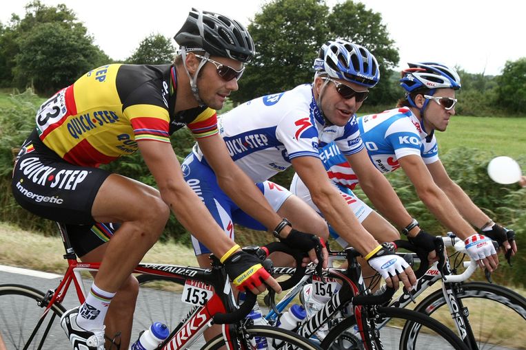 Jonathan Hivert (rechts) met renners Tom Boonen en Steven de Jongh tijdens de tweede week van de Tour de France. (AFP) Beeld 