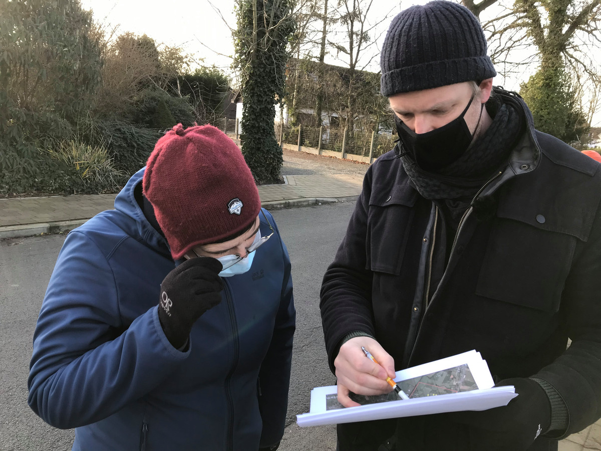 Wetenschapskind Kobe 8 Samen Met Vub Team Op Zoek Naar De Meteoriet In Gijzegem Magneetje Meegebracht Om De Ruimtesteen Te Vinden Foto Hln Be