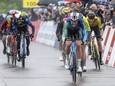 Tim van Dijke (r) sprint naar een vierde plaats in de slotetappe van de Ronde van Romandië.