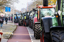 Vele tientallen trekkers verzamelden zich op de Hanekamp en Luttenbergstraat. De autoriteiten wilden deze weg toegankelijk houden voor de hulpdiensten.