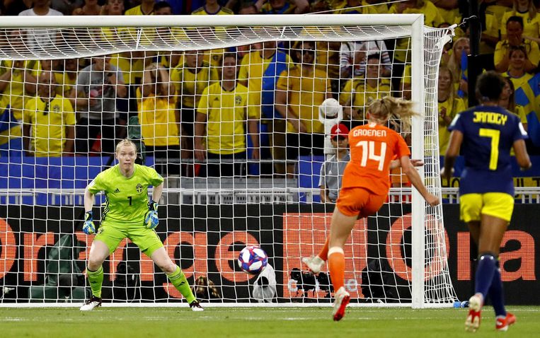 Jackie Groenen van Nederland schiet de 1-0 langs Hedvig Lindahl van Zweden. Beeld ANP