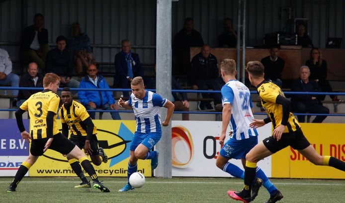 Erwin Franse (midden), hier in actie tegen OFC, maakte de winnende treffer voor Hoek.