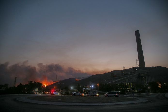 De bosbrand bereikte de elektriciteitscentrale Kemerkoy (rechts), in Milas, in de Turkse provincie Mugla.
