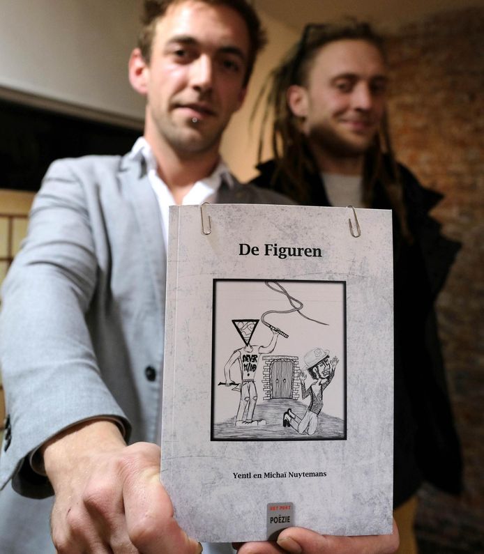Yentl en Michaï met hun dichtbundel.