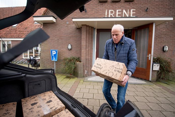 Diaconie Rijssen-Holten brengt binnenkort weer levensmiddelenpakketten rond bij de minima. Op deze foto van twee jaar terug is vrijwilliger Bertus Bronsvoort  in actie.