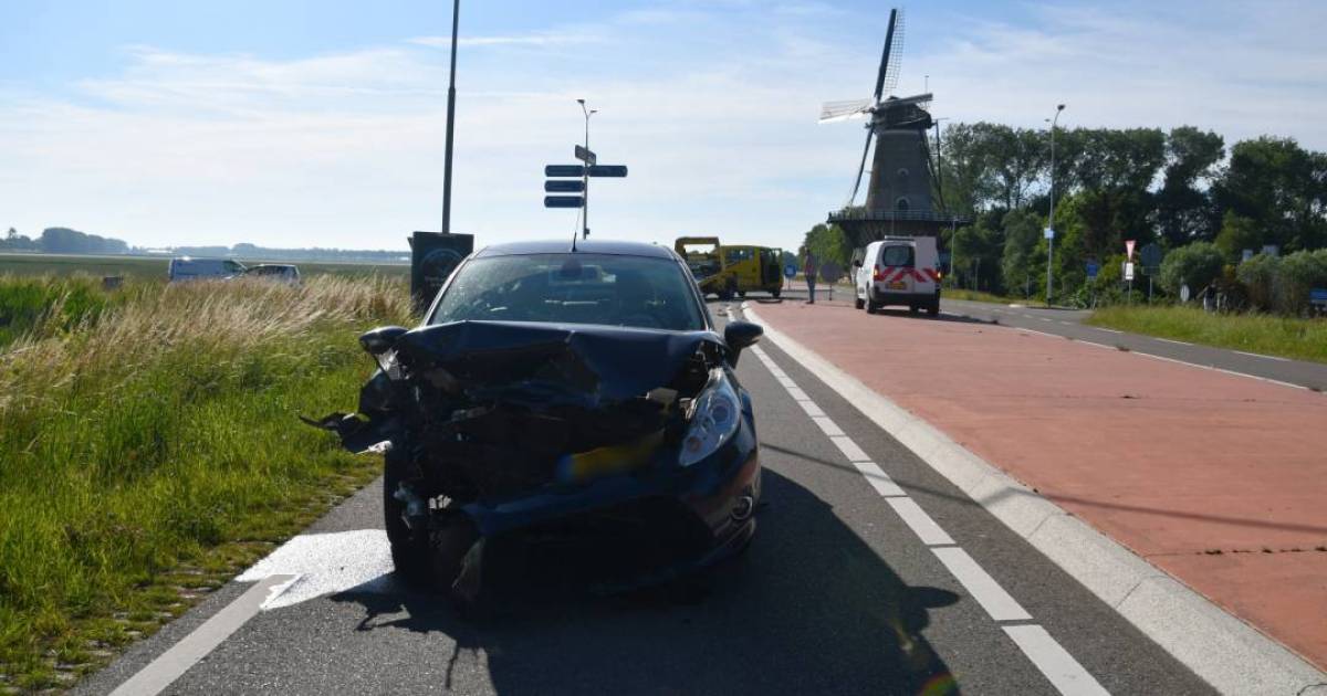 Flinke schade bij botsing tussen twee autos bij Kortgene.