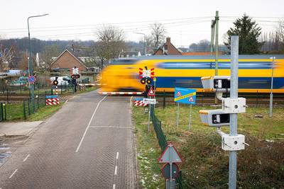 Doorrijden bij rood licht moet afnemen met flitscamera bij spoorovergang, als eerste in Rijen