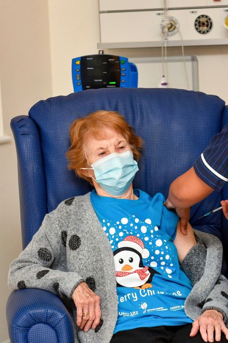 Margaret Keenan, 90 ans, première personne au monde à recevoir le vaccin Pfizer